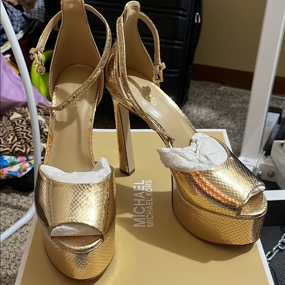 New Micheal Kors platform gold heels - Picture 2 of 5